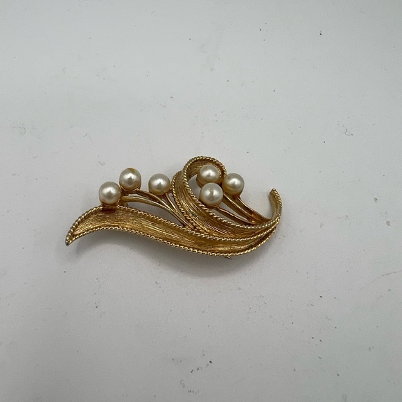Gold and Pearl Floral Brooch by ART (c) - Picture 7 of 7